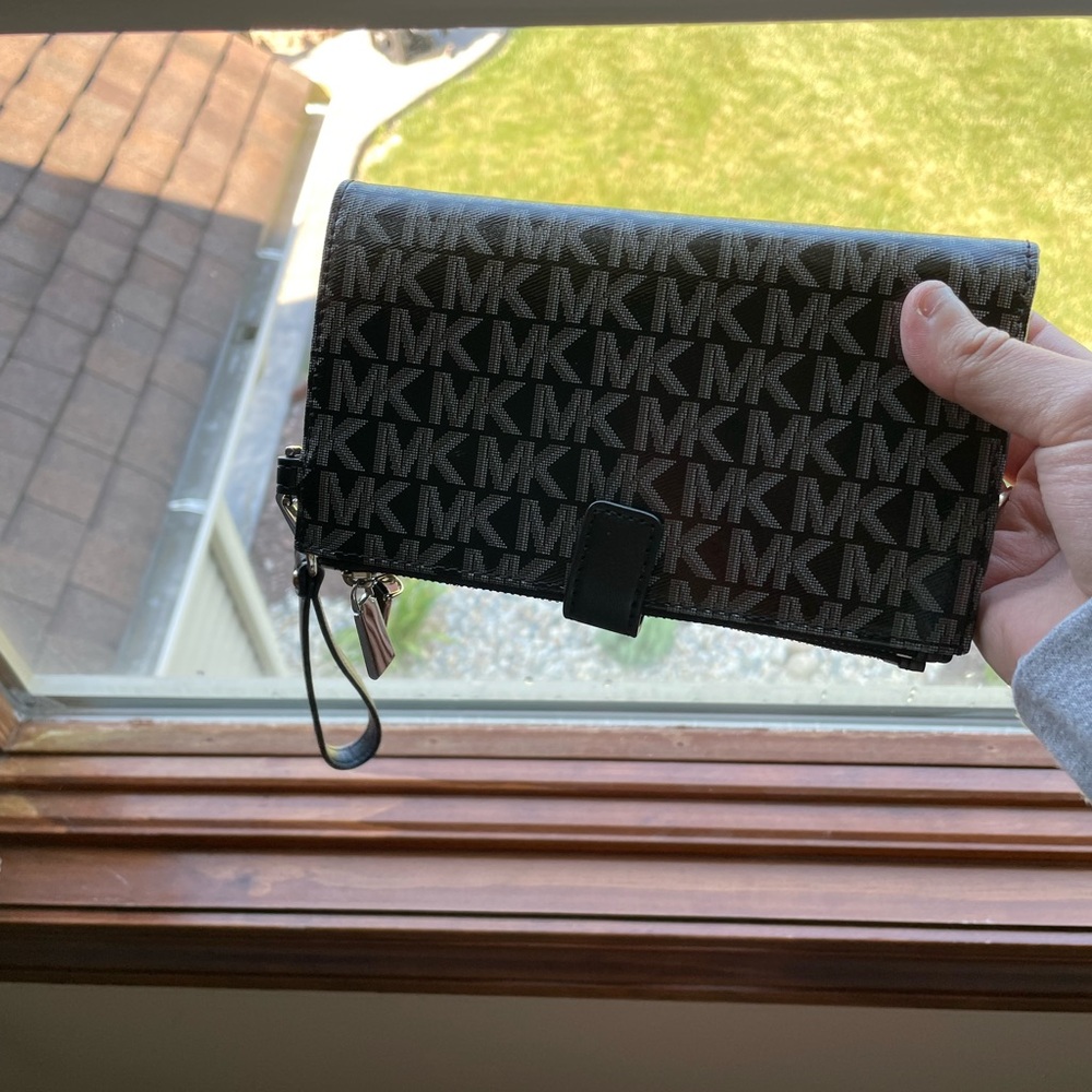 Michael kors wristlet